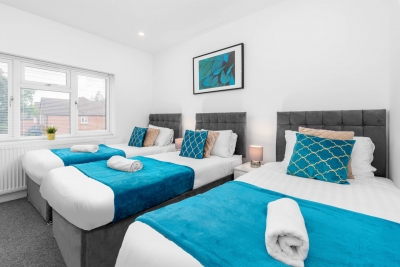 Large House - Sleeps 10 - Parking - WIFI - Smart TV