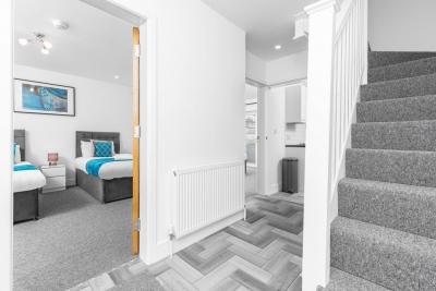 Large House - Sleeps 10 - Parking - WIFI - Smart TV