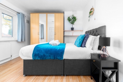 Stylish Three Bed House - Garden - Parking