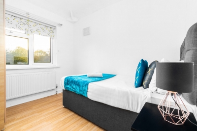 Stylish Three Bed House - Garden - Parking