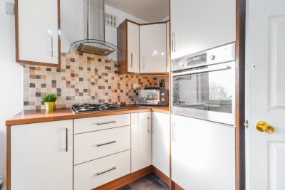 Stylish Three Bed House - Garden - Parking