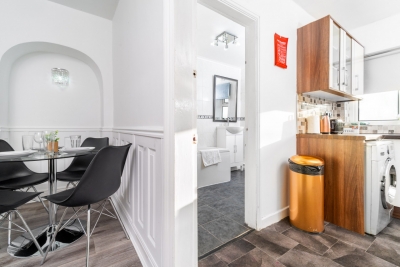 Stylish Three Bed House - Garden - Parking