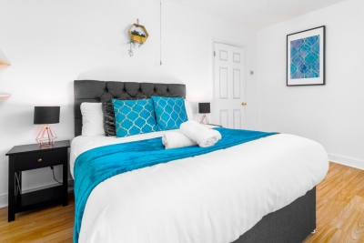 Stylish Three Bed House - Garden - Parking