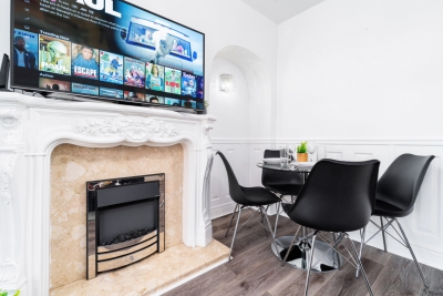 Stylish Three Bed House - Garden - Parking