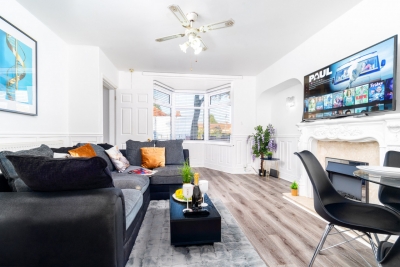 Stylish Three Bed House - Garden - Parking