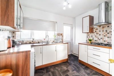 Stylish Three Bed House - Garden - Parking