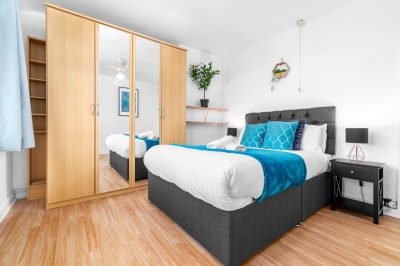 Stylish Three Bed House - Garden - Parking