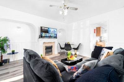 Stylish Three Bed House - Garden - Parking