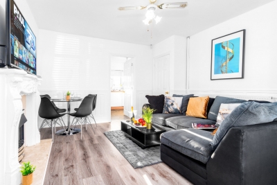 Stylish Three Bed House - Garden - Parking