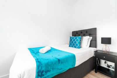Stylish Three Bed House - Garden - Parking