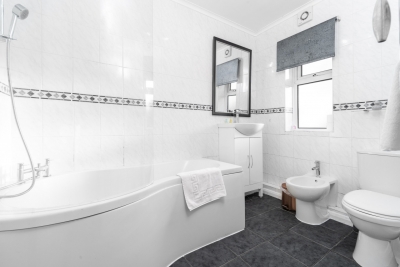Stylish Three Bed House - Garden - Parking
