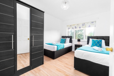 Stylish Three Bed House - Garden - Parking
