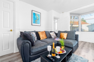 Stylish Three Bed House - Garden - Parking