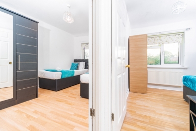 Stylish Three Bed House - Garden - Parking