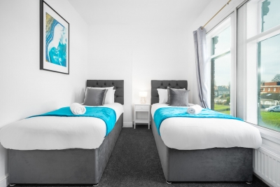 Two Bed House - Courtyard - Parking - Harborne
