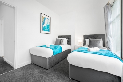 Two Bed House - Courtyard - Parking - Harborne