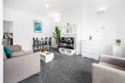 Two Bed House - Courtyard - Parking - Harborne
