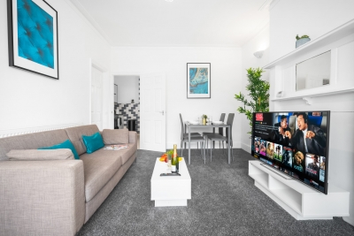 Two Bed House - Courtyard - Parking - Harborne