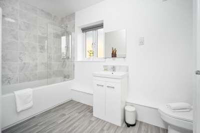 Stylish 2 Bed Apartment -  Parking - Smart TV - WIFI