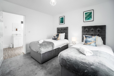 Stylish 2 Bed Apartment -  Parking - Smart TV - WIFI