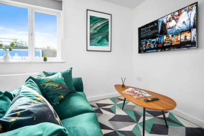 Stylish 2 Bed Apartment -  Parking - Smart TV - WIFI