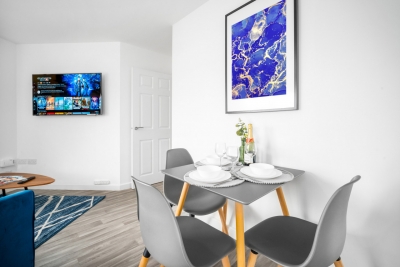 Stylish 2 Bed Apartment -  Parking - Smart TV - WIFI