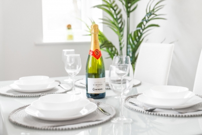 Stylish 2 Bed Apartment -  Parking - Smart TV - WIFI