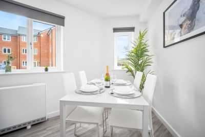 Stylish 2 Bed Apartment -  Parking - Smart TV - WIFI