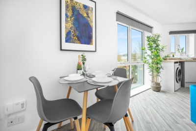 Stylish 2 Bed Apartment -  Parking - Smart TV - WIFI