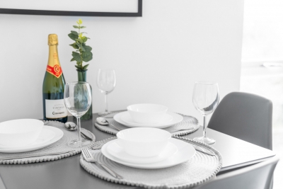 Stylish 2 Bed Apartment -  Parking - Smart TV - WIFI