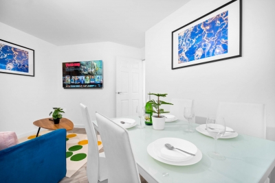 Stylish 2 Bed Apartment -  Parking - Smart TV - WIFI