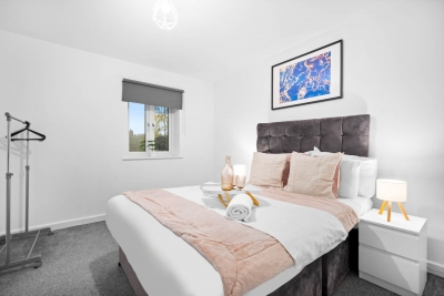 Stylish 2 Bed Apartment -  Parking - Smart TV - WIFI