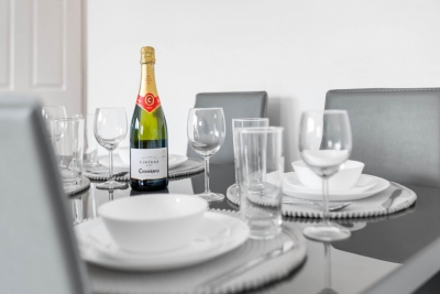 Stylish 2 Bed Apartment -  Parking - Smart TV - WIFI