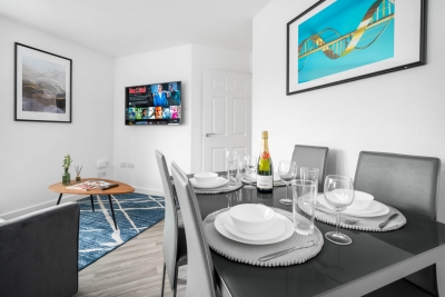 Stylish 2 Bed Apartment -  Parking - Smart TV - WIFI