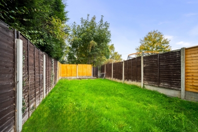 Three Bedroom House - Parking - Garden