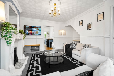 Three Bedroom House - Parking - Garden