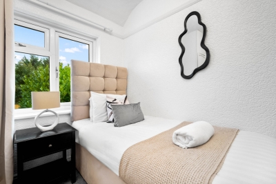 Three Bedroom House - Parking - Garden