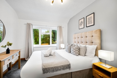 Three Bedroom House - Parking - Garden