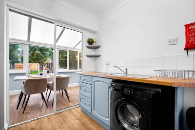 Three Bedroom House - Parking - Garden