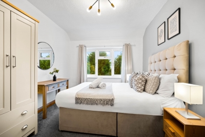 Three Bedroom House - Parking - Garden
