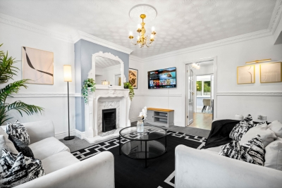 Three Bedroom House - Parking - Garden