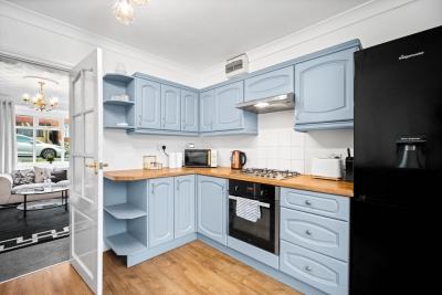 Three Bedroom House - Parking - Garden