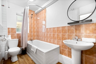 Three Bedroom House - Parking - Garden