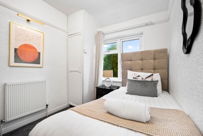 Three Bedroom House - Parking - Garden