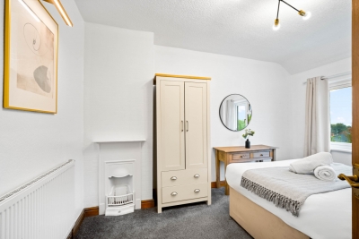 Three Bedroom House - Parking - Garden