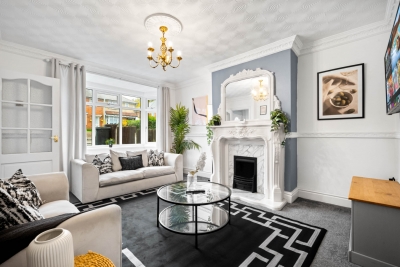 Three Bedroom House - Parking - Garden