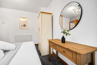 Three Bedroom House - Parking - Garden
