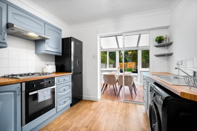 Three Bedroom House - Parking - Garden