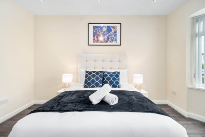 Modern 4 Bedroom House - Garden - Parking
