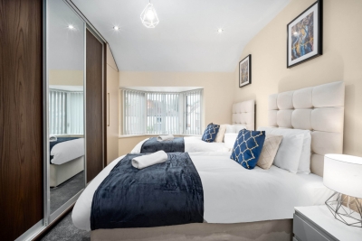 Modern 4 Bedroom House - Garden - Parking